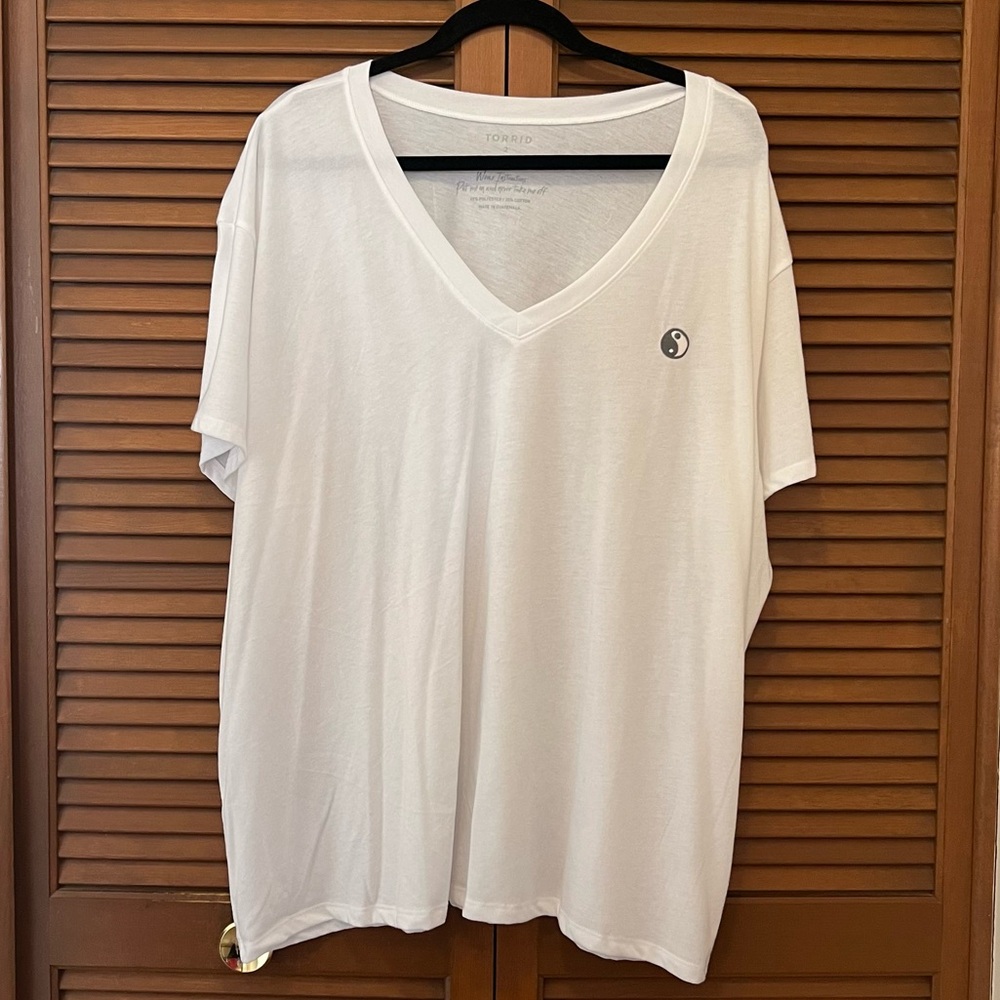 Torrid White Relaxed Fit Ying Yang Tee 2X plus size 18/20 NWT